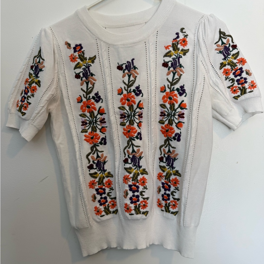 Vintage- inspired white knit top with embroidery Size S